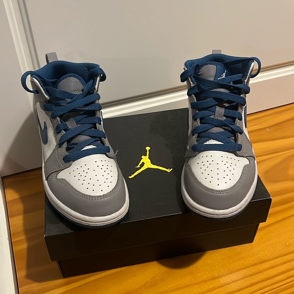 Hi! Jordan 1 Mid (PS) Includes box. No creases on the shoes. In great condition